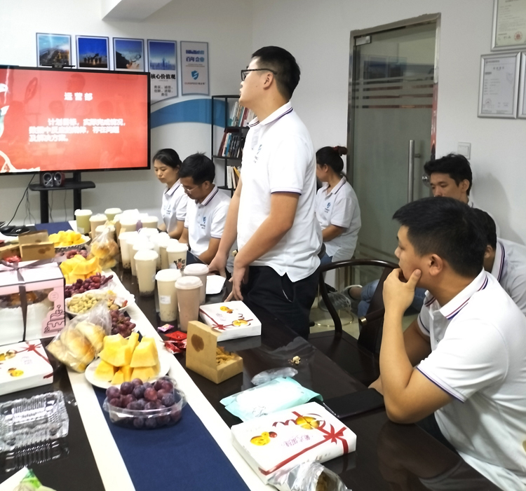 草莓视频APP在线下载科技召开9月份总结会暨生日会
