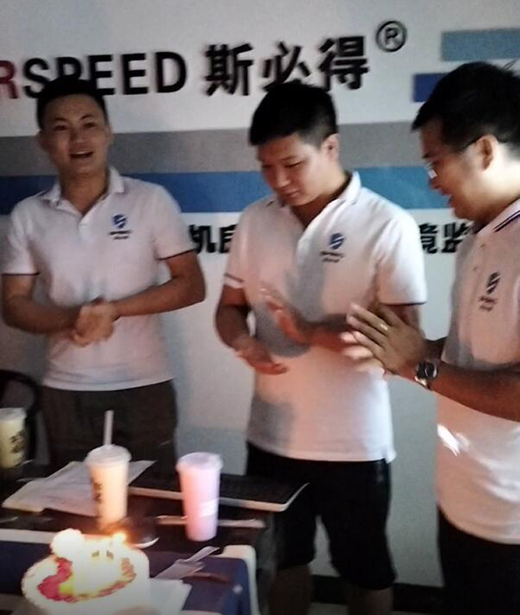 草莓视频APP在线下载科技召开9月份总结会暨生日会